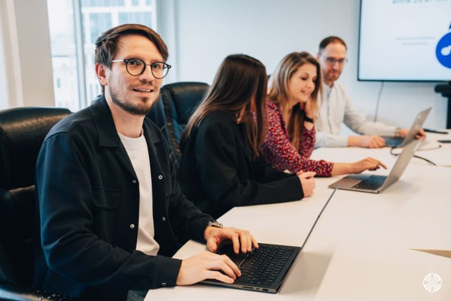 L'équipe au travail autour d'une table