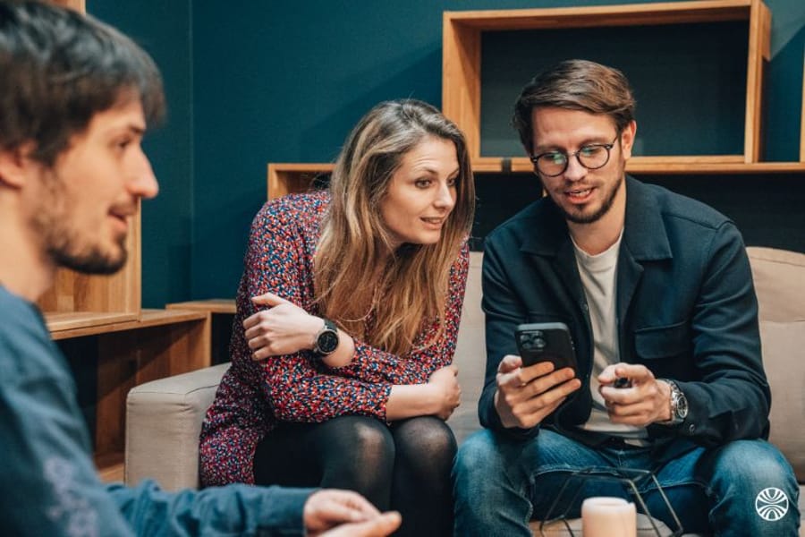 Échange informel dans le salon des bureaux
